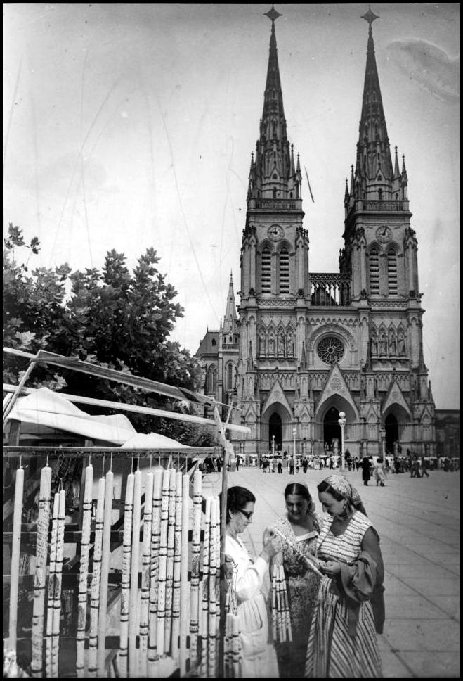 Caja de santos, prueba de la actividad turística temprana en la Plaza Belgrano