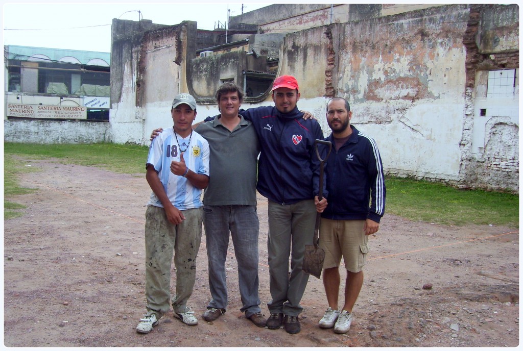Parte del equipo de trabajo que llevó adelante el hallazgo, encabezados por los licenciados Jesús Binetti y Federico Suárez.